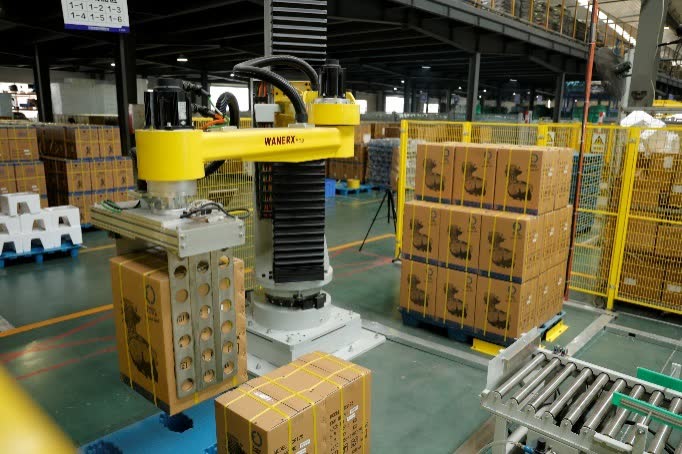 Robotic palletizer packing finished units